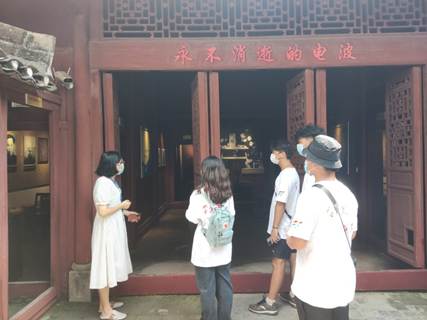 说明: F:\8 伟德BETVLCTOR\4 办公室工作\大创、挑战杯、社会实践\伟德BETVLCTOR+移动博物馆赋能党史学习教育+实践团\广西学联--伟德BETVLCTOR暑期社会实践赋能党史学习教育\其他照片\路莫村军需物资转运站.jpg