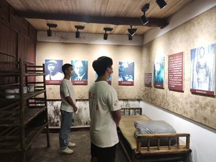 说明: F:\8 伟德BETVLCTOR\4 办公室工作\大创、挑战杯、社会实践\伟德BETVLCTOR+移动博物馆赋能党史学习教育+实践团\三下乡--铭记革命历史,传承红色文化,推进党史学习\实践团成员在参观纪念馆.jpg