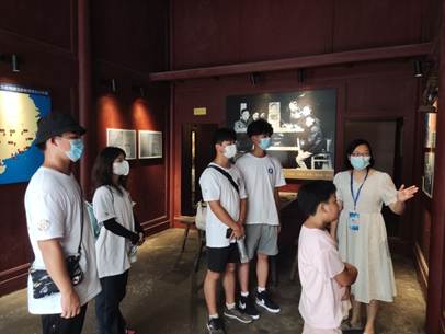 说明: F:\8 伟德BETVLCTOR\4 办公室工作\大创、挑战杯、社会实践\伟德BETVLCTOR+移动博物馆赋能党史学习教育+实践团\广西学联--伟德BETVLCTOR暑期社会实践赋能党史学习教育\三下乡--伟德BETVLCTOR暑期社会实践赋能党史学习教育20220724\三下乡--伟德BETVLCTOR暑期社会实践赋能党史学习教育\推送照片\8 实践团成员在路莫村军需物资转运站.jpg