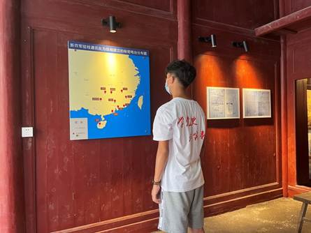 说明: F:\8 伟德BETVLCTOR\4 办公室工作\大创、挑战杯、社会实践\伟德BETVLCTOR+移动博物馆赋能党史学习教育+实践团\三下乡--铭记革命历史,传承红色文化,推进党史学习\实践团成员在阅读新四军驻桂通讯处为各地建立的秘密电台分布图.jpg